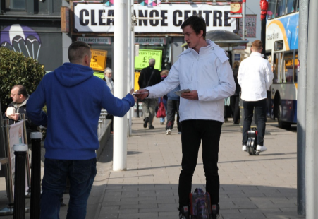 The recipe for activities in the street-riding the eye-catching electric unicycle