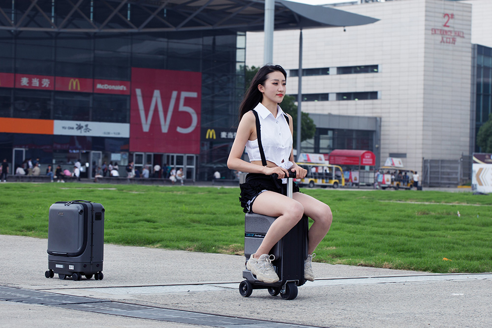 Airwheel SR5 following Luggage